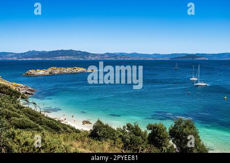 Plage Praia de Nosa Senora dans la réserve naturelle des îles Cies, sable blanc et eau turquoise claire. Parc national des îles de l'Atlantique de Galice, Espagne. Banque D'Images