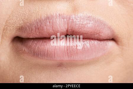 Visage, macro et lèvres de femme avec maquillage, rouge à lèvres et cosmétiques. Soins du visage, beauté esthétique et zoom ou gros plan extrême de la bouche de belle femme albinos avec remplissage des lèvres et peau saine. Banque D'Images