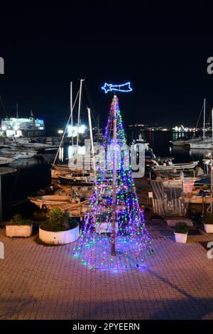 Bateaux amarrés dans le port de Pozzuoli, une ville de la province de Naples Banque D'Images