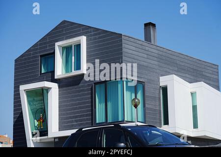 Maison moderne dans la ville européenne d'Aveiro au Portugal, ciel bleu clair en 2022 chaude journée de printemps ensoleillée le mois de mai. Banque D'Images