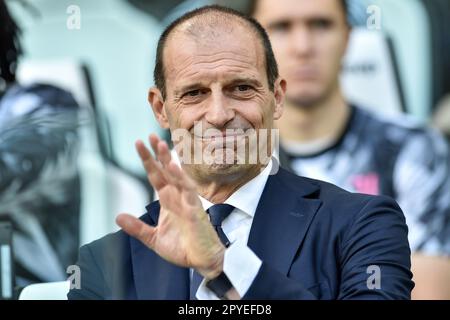 Turin, Italie. 03rd mai 2023. Massimiliano Allegri entraîneur de Juventus FC Waves pendant la série Un match de football entre Juventus FC et US Lecce au stade Juventus de Turin (Italie), 3 mai 2023. Credit: Insidefoto di andrea staccioli/Alamy Live News Banque D'Images