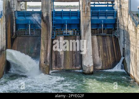 Barrage d'eau sous pression sur la rivière Dambovita, à Bucarest, en Roumanie. Banque D'Images