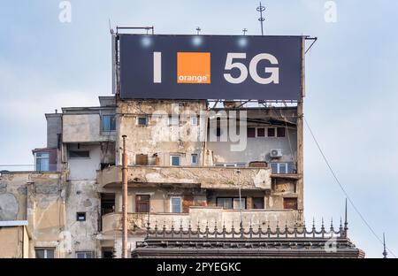 Bucarest, Roumanie - avril 2023: Orange (société multinationale française de télécommunications) 5 G panneau sur un bâtiment usé dans le centre de B Banque D'Images