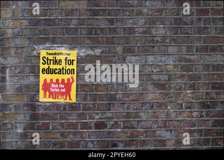 Affiche sur un mur de briques à Londres du Socialist Worker appelant à des grèves dans l'éducation pour renverser le parti politique au pouvoir, Londres, Angleterre Banque D'Images