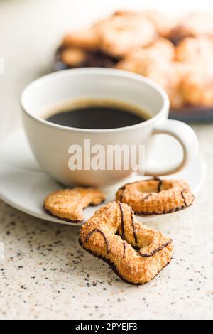 Divers cookies assortis. Biscuits sucrés et tasse de café. Banque D'Images