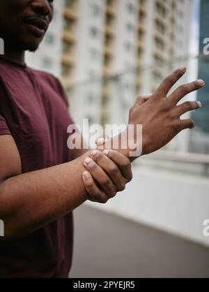 Homme noir, douleurs au poignet et accident médical en plein air pour le bien-être de fitness ou l'exercice. Urgence de la main, canal carpien et homme africain avec blessure au bras ou arthrite pour l'entraînement sportif en ville Banque D'Images