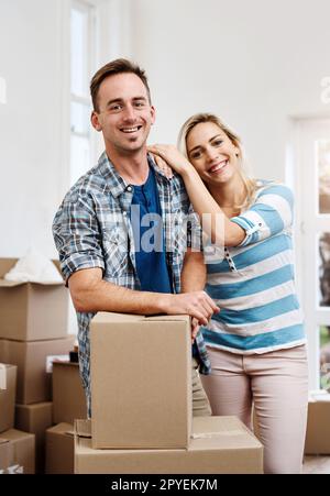 Fiers de nous appeler propriétaires. Portrait d'un jeune couple en déplacement de maison. Banque D'Images