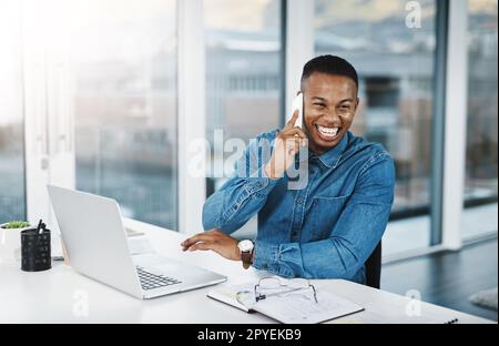 C'est une excellente nouvelle à entendre, je souhaite à Vous aussi. un jeune homme d'affaires prenant un appel téléphonique à son bureau. Banque D'Images