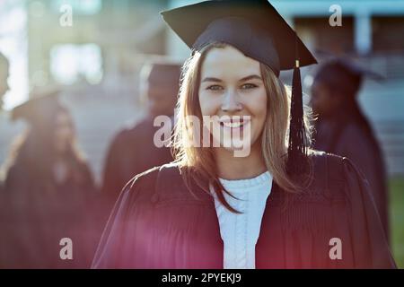 J'ai hâte de poursuivre mes rêves. Portrait d'un jeune étudiant le jour de la remise des diplômes. Banque D'Images
