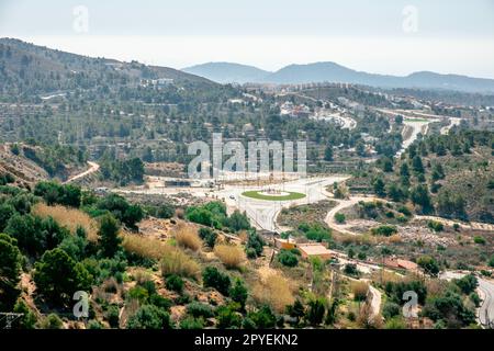 Vue sur le petit village Finestrat avec la belle vieille ville, maisons modernes, routes, montagnes Banque D'Images