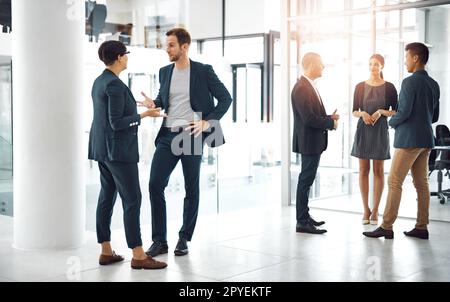 Discussions d'affaires au bureau. les hommes d'affaires qui ont une conversation au bureau. Banque D'Images