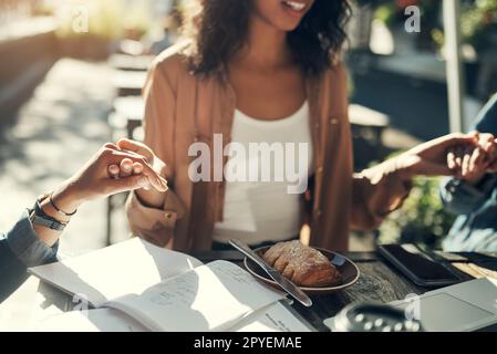 Bénédiction de la nourriture. un groupe d'employés créatifs se tenant les mains et priant avant de prendre le petit-déjeuner à l'extérieur. Banque D'Images