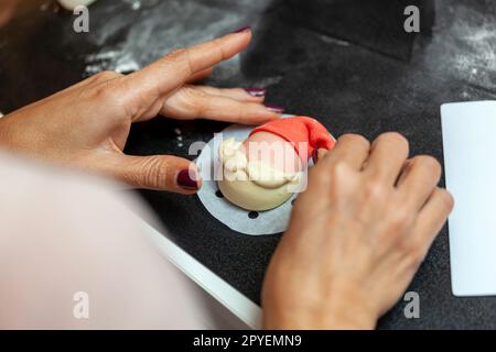 Préparation d'un sandwich vapeur en forme de Père Noël. Banque D'Images