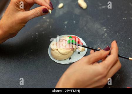 Préparation d'un sandwich vapeur en forme de Père Noël. Banque D'Images