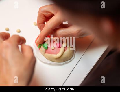 Préparation d'un sandwich vapeur en forme de Père Noël. Banque D'Images