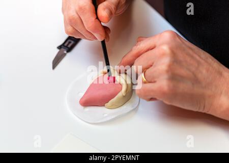 Préparation d'un sandwich vapeur en forme de Père Noël. Banque D'Images