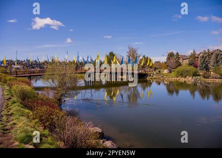 Vue sur la rivière Deschutes depuis le sentier de la rivière Deschutes (DRT), 12 kilomètres de sentiers le long de la rivière Deschutes à Bend, Oregon, États-Unis. Banque D'Images