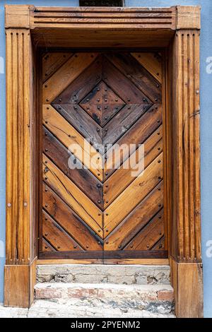 Ancienne porte d'un bâtiment historique avec ferrures de porte en acier Banque D'Images