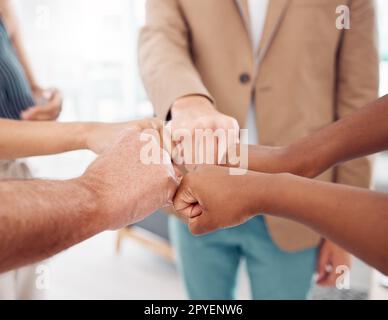 Les gens d'affaires, les mains ou le poing buck pour la construction d'équipe, le soutien à la collaboration ou le travail d'équipe de bureau pour les objectifs de la mission, la cible ou la motivation. Zoom, hommes ou femmes avec geste de poing solidaire ou accord de croissance Banque D'Images