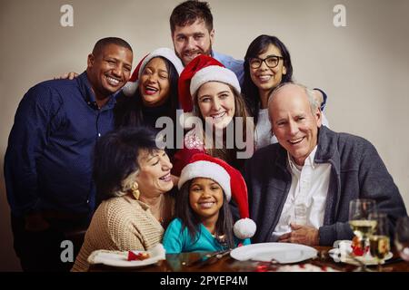 Noël est un temps pour la famille. Portrait d'une famille de plusieurs générations célébrant Noël ensemble à la maison. Banque D'Images