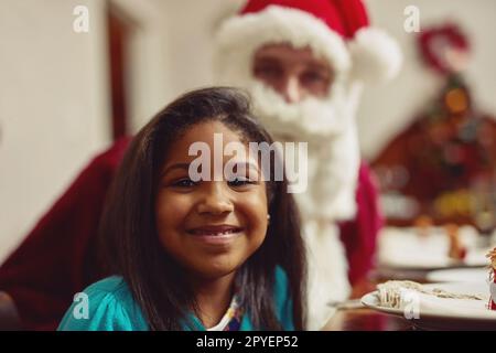 Passez un Noël des plus joyeux. Portrait d'une adorable petite fille qui profite de Noël avec sa famille à la maison. Banque D'Images