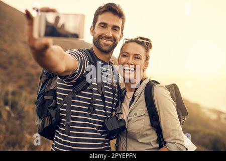 Natures vous rend heureux. un couple heureux prenant un selfie pendant un voyage de randonnée. Banque D'Images