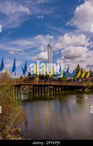 Un pont piétonnier décoré de drapeaux au-dessus de la rivière Deschutes dans le quartier Old Mill de Bend, Oregon, États-Unis. Banque D'Images