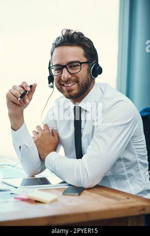 Je représente un service client fiable. Portrait d'un agent de centre d'appels travaillant dans un bureau. Banque D'Images