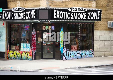 Bronx, NY - 3 mai ,2023 : façade de la zone de fumée exotique de Middletown à New York avec décoration graffiti Banque D'Images