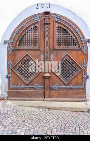 Ancienne porte d'un bâtiment historique avec ferrures de porte en acier Banque D'Images