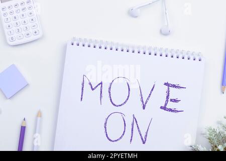 La légende conceptuelle se déplace. Mot écrit sur pour quitter l'endroit où vous séjournez et aller ailleurs Banque D'Images