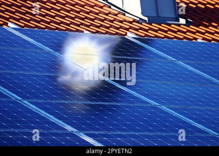 Un système photovoltaïque pour la production d'électricité sur une maison privée Banque D'Images
