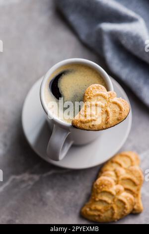 Biscuits savoureux et tasse à café. Biscuits sucrés Banque D'Images