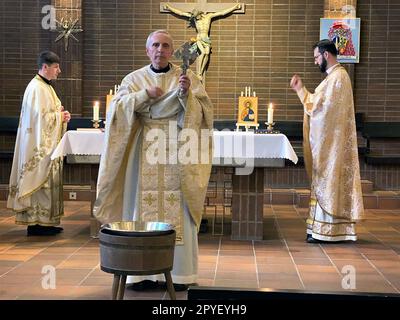 Stockholm, Suède. 22nd décembre 2022. STOCKHOLM, SUÈDE - le 01 MAI 2023 - les prêtres de l'Église catholique grecque ukrainienne de Suède et du Danemark tiennent un service en mémoire du Saint martyr, Archimandrite Klyment Sheptytsky, à Stockholm, en Suède. Credit: UKRINFORM/Alamy Live News Banque D'Images