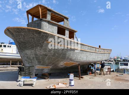 CARATAS,ADANA,TURQUIE-AOÛT 29:Homme non identifié fixant le vieux bateau au chantier naval. 29 août, 2022 à Caratas, Adana, Turquie Banque D'Images