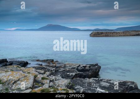 Vue sur la montagne de Slievemore sur l'île d'Achill depuis l'île sud d'Inishkea sur la voie de l'Atlantique sauvage dans le comté de Mayo en Irlande Banque D'Images