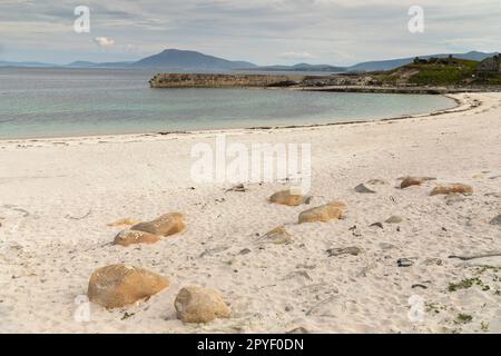 Vue sur la montagne de Slievemore sur l'île d'Achill depuis l'île sud d'Inishkea sur la voie de l'Atlantique sauvage dans le comté de Mayo en Irlande Banque D'Images