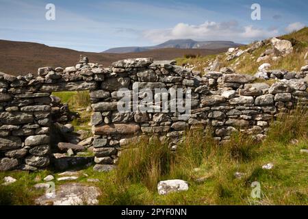 Village déserté dans la vallée sous la montagne de Slievemore sur l'île d'Achill sur la voie de l'Atlantique sauvage dans le comté de Mayo en Irlande Banque D'Images