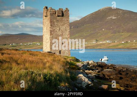 Château de Grace O Malley sur l'île d'Achill sur la voie de l'Atlantique sauvage dans le comté de Mayo en Irlande Banque D'Images