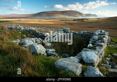 Village déserté dans la vallée sous la montagne de Slievemore sur l'île d'Achill sur la voie de l'Atlantique sauvage dans le comté de Mayo en Irlande Banque D'Images