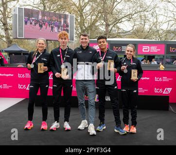 Innes Fitzgerald   James Dargan   (région)   Jake Wightman   Eliza Nicholson   Gianieo Stubbs  (Borough)   U17 gagnants. Mini-marathon de TCS London, fond Banque D'Images