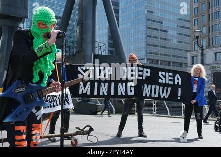 Londres, Royaume-Uni. 3rd mai 2023. Le groupe de militants écologistes Ocean Rebelllion a organisé une manifestation en métal lourd avec le groupe néerlandais « The Polymetal nodules » devant le lieu d'accueil du Deep Sea Mining Summit de deux jours à Canary Wharf. Le groupe s'oppose à des projets d'exploitation minière en haute mer avec de graves préoccupations, car il causerait des dommages à l'environnement, y compris la destruction des lits de mer et des habitats marins - ainsi que la pollution de l'eau pendant le processus d'extraction des minéraux. Crédit: Onzième heure Photographie/Alamy Live News crédit: Onzième heure Photographie/Alamy Live News Banque D'Images