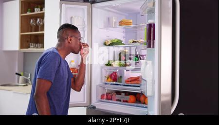 Nourriture pourrie mauvaise odeur ou puanteur dans le réfrigérateur Banque D'Images