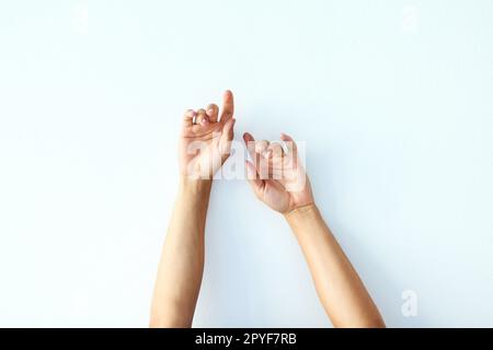 Soyez à l'aise avec qui vous êtes. Photo en studio d'une personne méconnaissable mains sur fond blanc. Banque D'Images