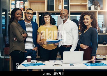 L'unité mènera toujours au succès. Portrait d'un groupe d'hommes d'affaires debout ensemble. Banque D'Images