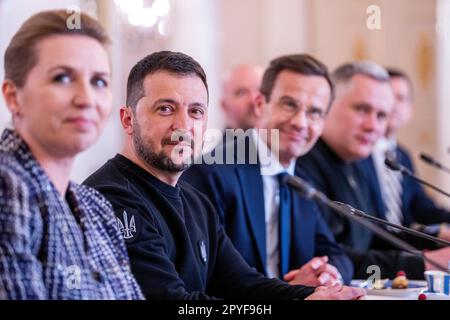 Helsinki, Finlande 20230503.les cinq premiers ministres des pays nordiques et le président ukrainien Volodymyr Zelenskj lors d'un sommet nordique à Helsinki mercredi. Les thèmes de la réunion sont les questions actuelles liées à la sécurité, à la coopération nordique et à l'appui des pays à l'Ukraine. Les participants à la réunion sont le Premier ministre finlandais Sauli Niinistö, le Premier ministre suédois Ulf Kristersson, le Premier ministre danois Mette Frederiksen, le Premier ministre islandais Katrín Jakobsdóttir et le Premier ministre norvégien Jonas Gahr Støre. Photo: Javad Parsa / NTB Banque D'Images