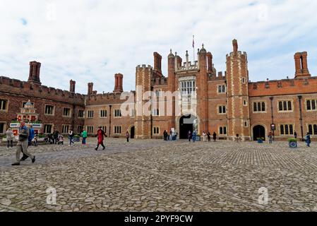 Récréation de la fontaine Henry VIII à la base court au Hampton court Palace, Londres, Angleterre, Royaume-Uni. 22nd avril 2023 Banque D'Images