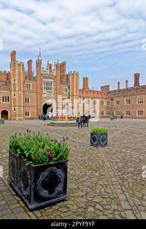 Récréation de la fontaine Henry VIII à la base court au Hampton court Palace, Londres, Angleterre, Royaume-Uni. 22nd avril 2023 Banque D'Images