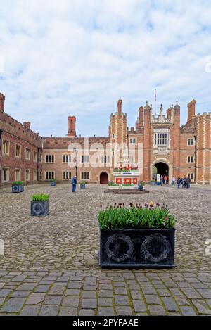 Récréation de la fontaine Henry VIII à la base court au Hampton court Palace, Londres, Angleterre, Royaume-Uni. 22nd avril 2023 Banque D'Images