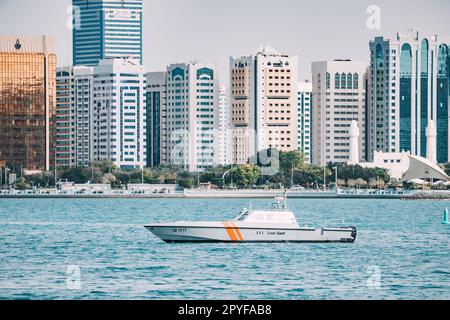 15 janvier 2023, Abu Dhabi, eau : navire de garde côtière près du centre-ville Banque D'Images